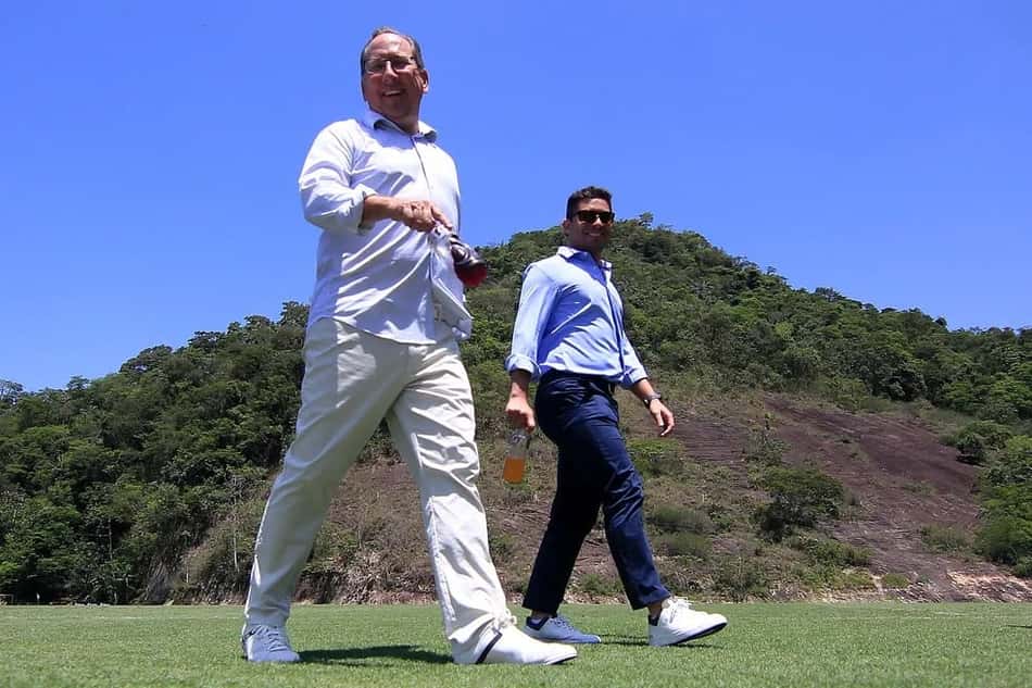 John Textor com Thairo Arruda no CT Lonier (Foto: Vítor Silva/Botafogo)