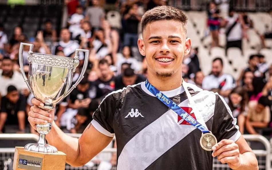 Joia do Vasco celebra boa fase e revela emoção de título sobre o Flamengo