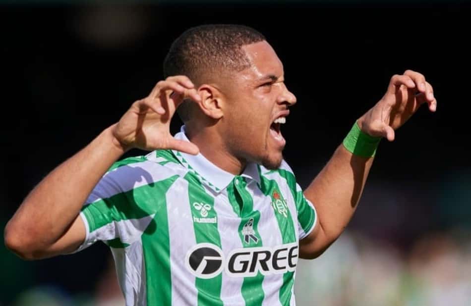 Vitor Roque celebra gol pelo Real Betis (Foto: Reprodução/Instagram)