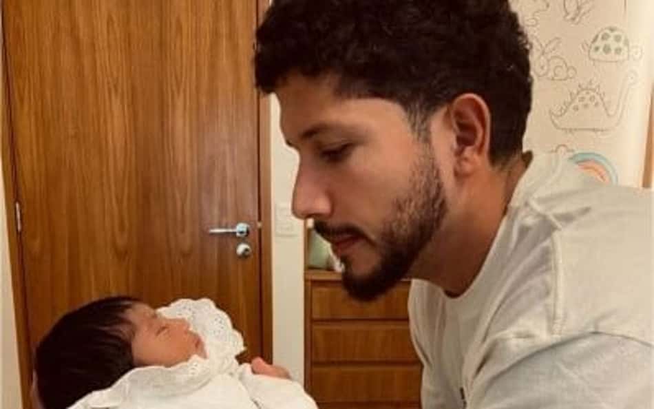 Namorado de Iza posta foto com filha e semelhança chama a atenção; veja