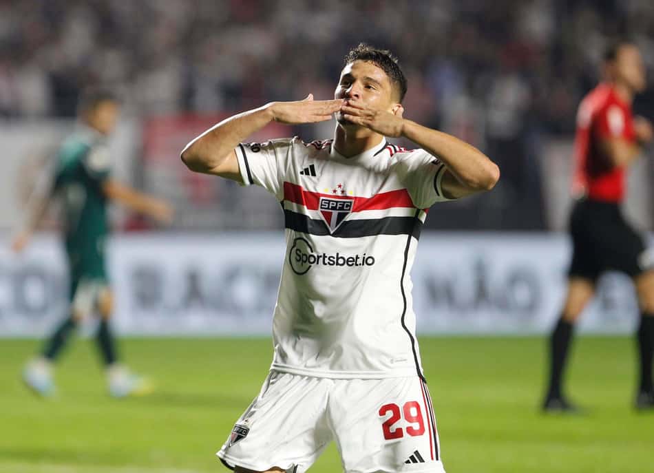 Pablo Maia, volante do São Paulo, comemora gol pela equipe