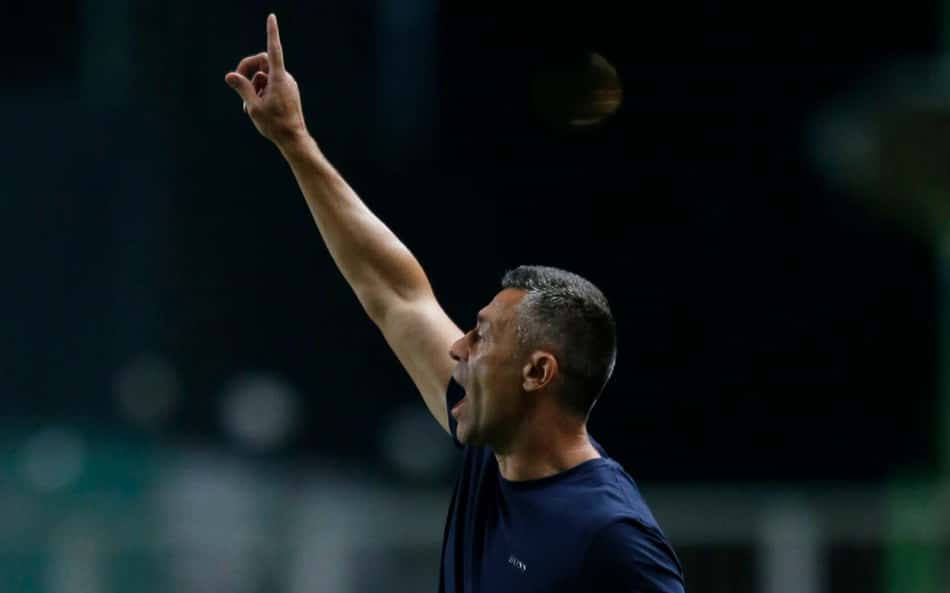 Grêmio trabalha com 'plano B' enquanto aguarda Pedro Caixinha