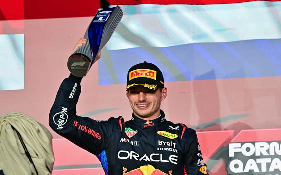 Verstappen passa Russell na largada, controla Norris e vence o GP do Catar