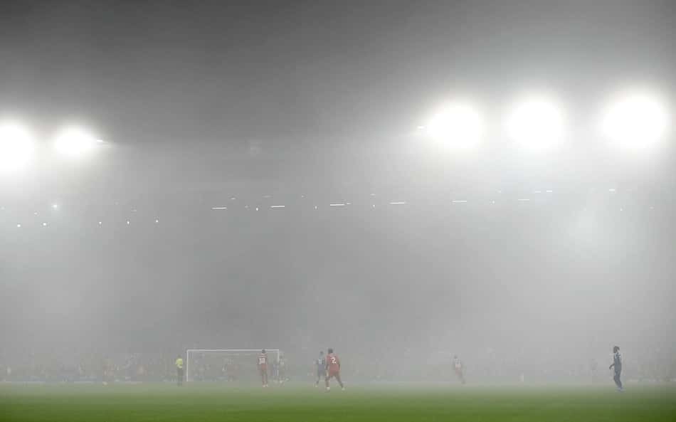 Web brinca com neblina em Anfield: 'Liverpool tá jogando no Alfredo Jaconi'