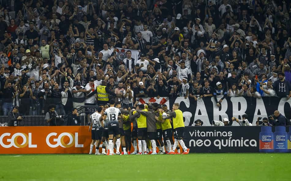Web vai à loucura com suposta foto íntima de jogador do Corinthians: 'Voando'