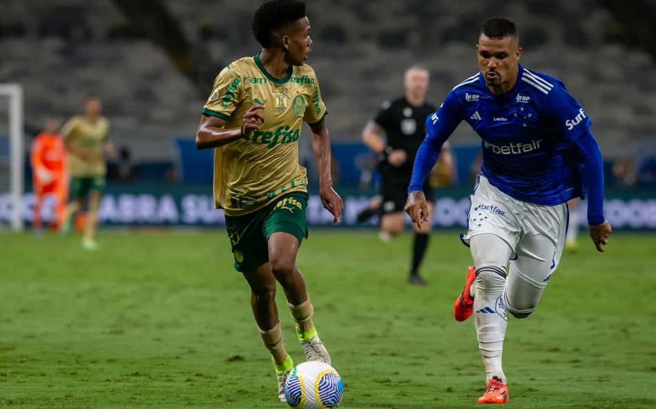 Estêvão celebra gol de falta pelo Palmeiras: 'Tratar a bola com carinho'