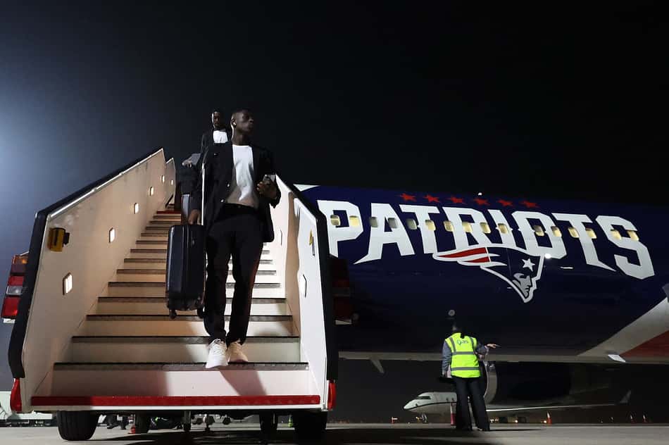 Astro do Botafogo, Luiz Henrique desembarca do avião do New England Patriots, no Qatar