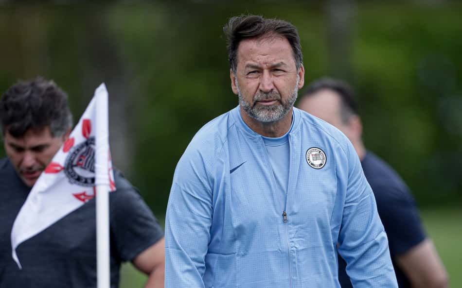 Janela recorde deve fazer Corinthians virar o ano sem reforços