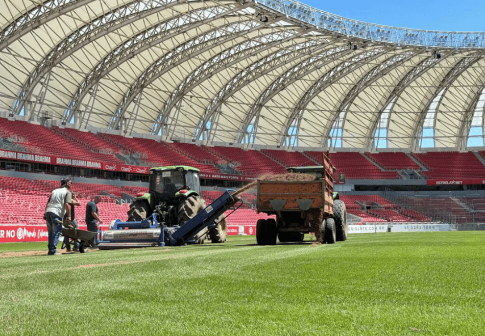 na sexta-feira (6), foi iniciada a operação para troca de gramado do Beira-Rio, visando 2025.