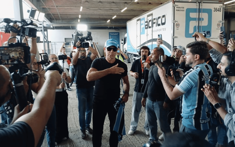 Torcida do Grêmio vai a aeroporto se despedir de Renato Gaúcho