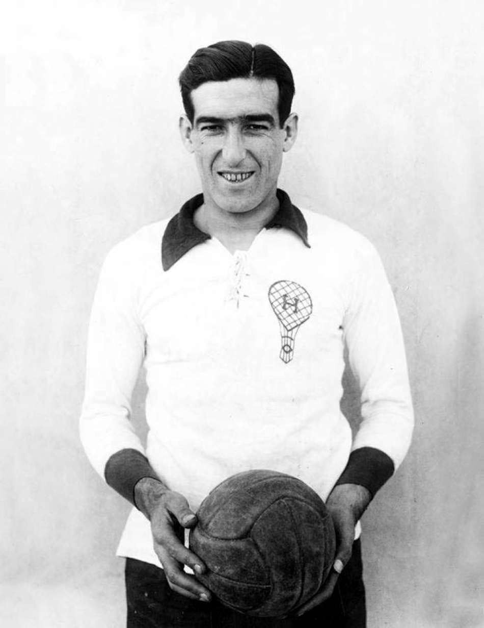 Cesáreo Onzari, autor do primeiro gol olímpico da história do futebol, posa para foto