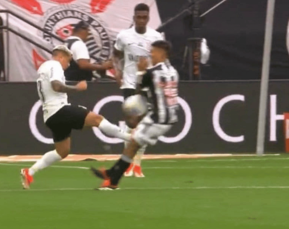 Corinthians 0 x 0 Atlético-MG cartão vermelho não aplicado para jogador do Corinthians entrada de fagner