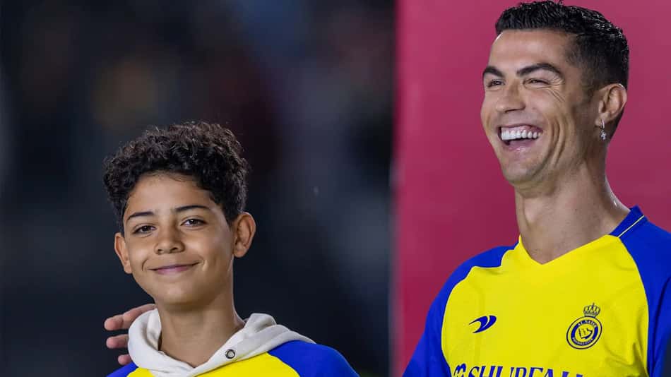 Cristiano Ronaldo e seu filho durante apresentação do Al-Nassr (Foto: Reprodução)