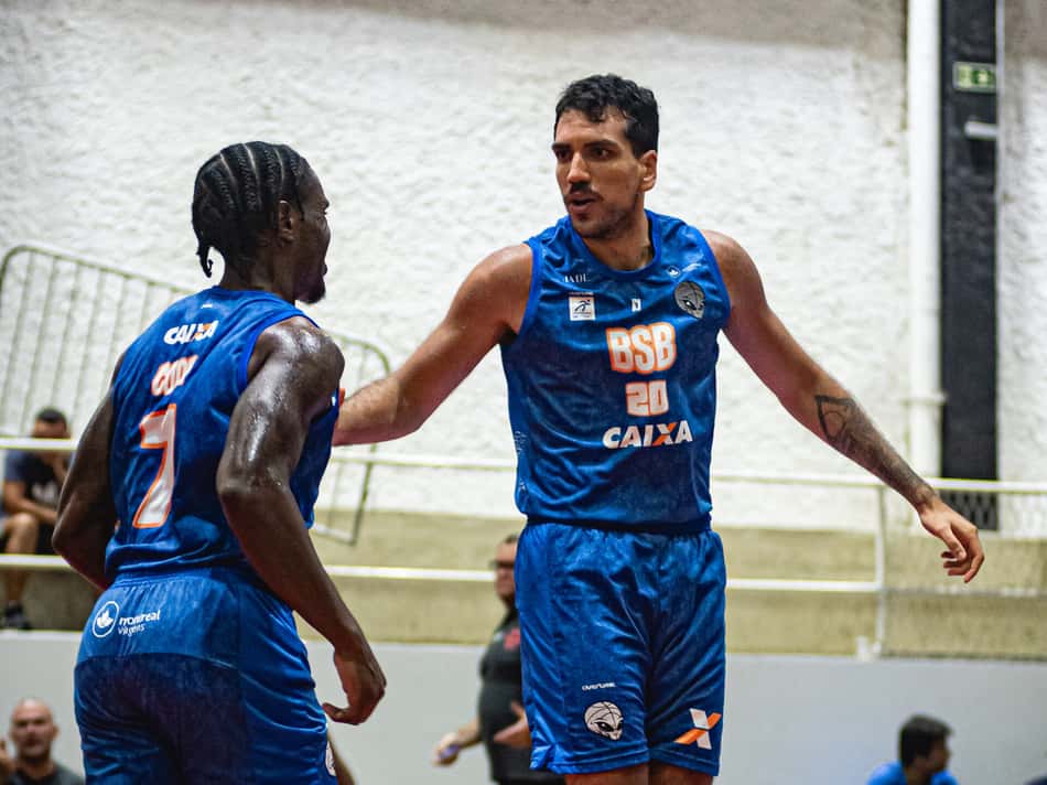 Cook (de costas) e Von Haydin em partida contra o Vasco pelo NBB