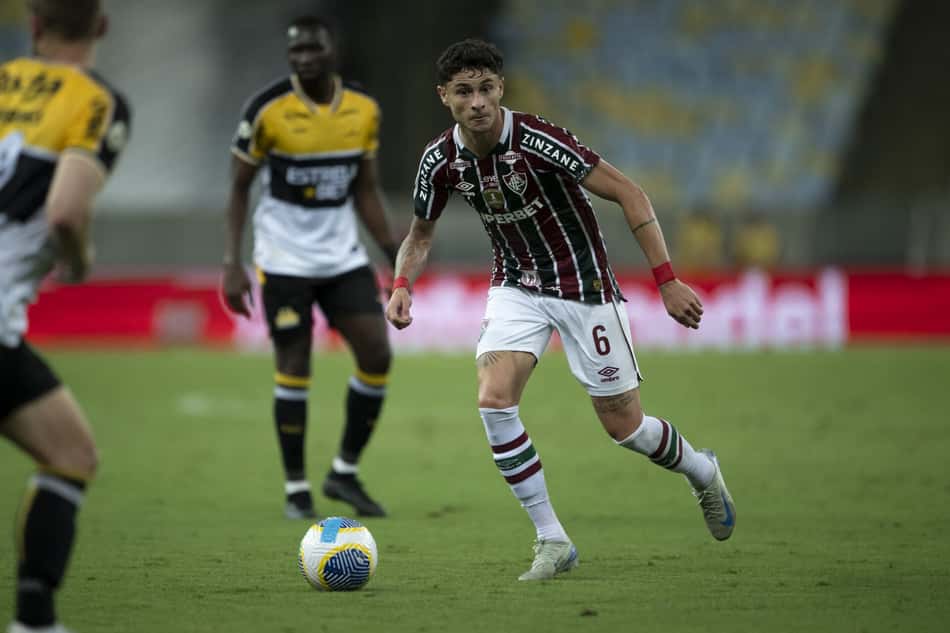 Diogo Barbosa em ação pelo Fluminense contra o Criciúma