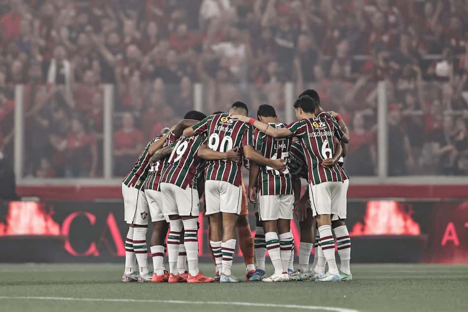 Elenco do Fluminense reunido antes do jogo contra o Athletico-PR, na Ligga Arena
