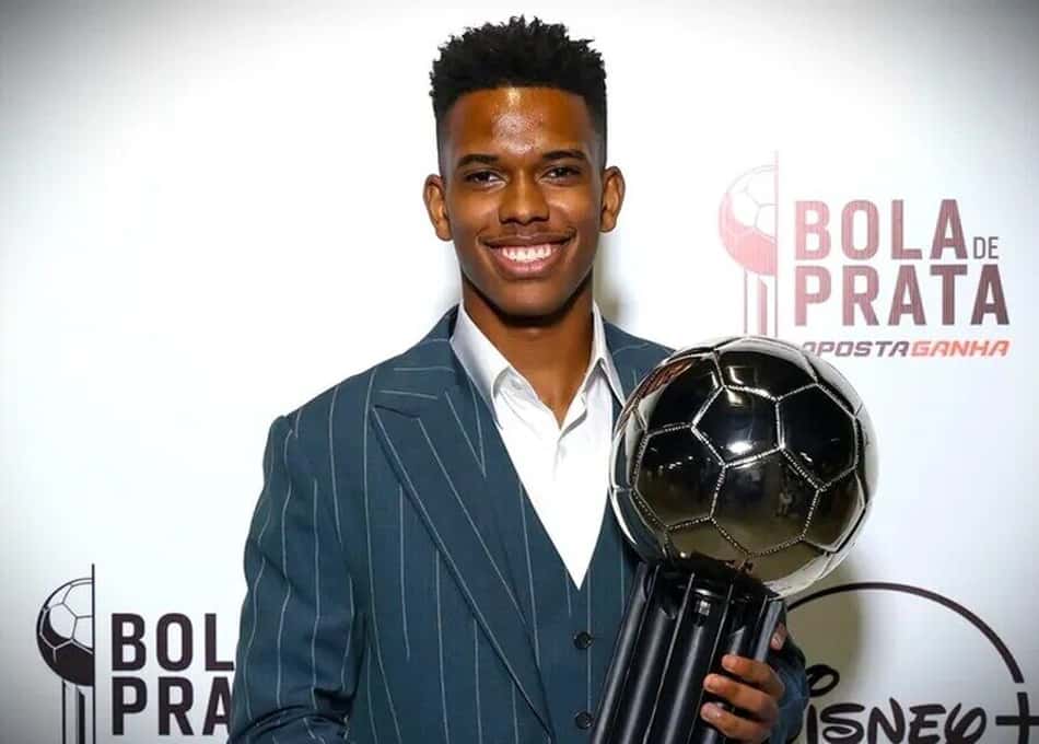Estêvão Recebe prêmio da Bola de Prata no Brasileirão 2024