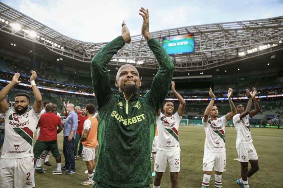 Felipe Melo comemora permanência do Fluminense na Série A após vitória sobre o Palmeiras