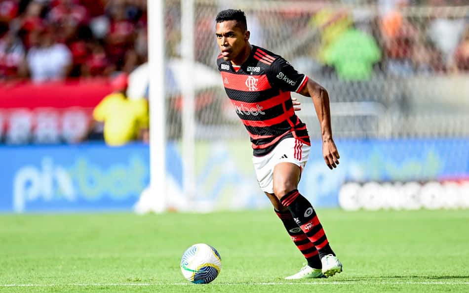 Alex Sandro reclama de decisão da arbitragem em gol do Internacional
