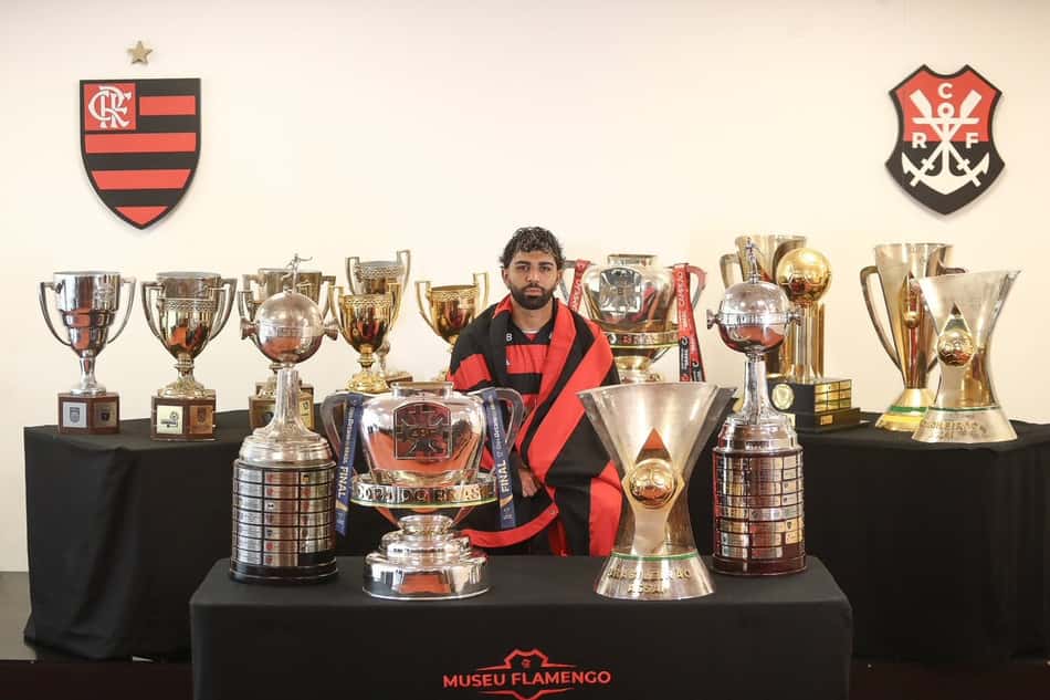 Gabigol cercado pelas taças que conquistou no Flamengo (foto: Gilvan de Souza/Flamengo)