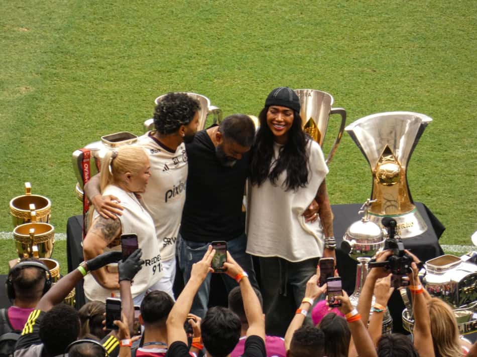 Gabigol com as taças que conquistou no Flamengo