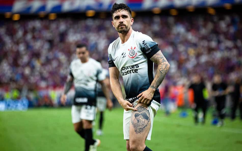 Coronado confirma permanência no Corinthians e quer formar dupla com Garro