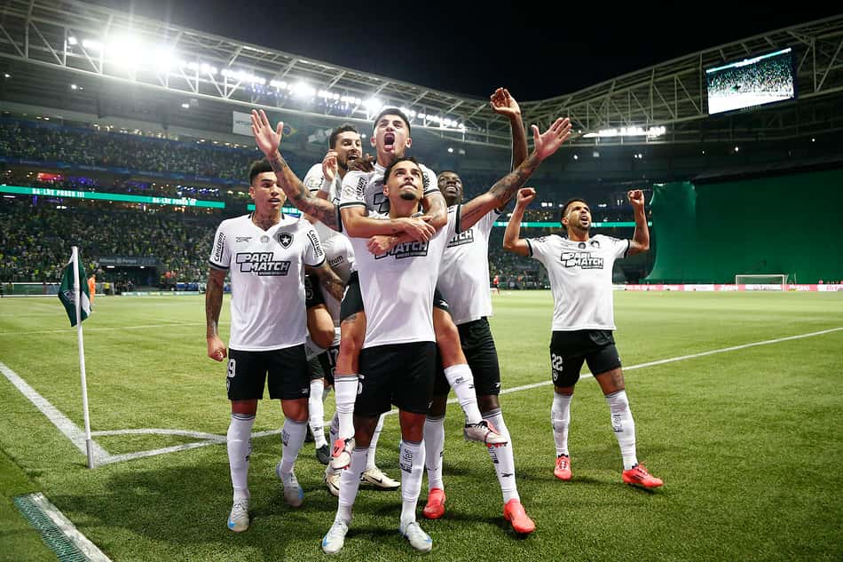 A superstição da camisa branca do Botafogo: relembre jogos históricos