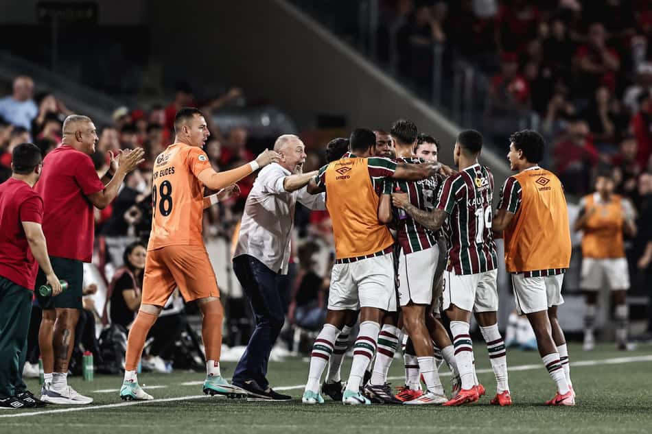 Jogadores do Fluminense comemoram gol marcado por Jhon Arias sobre o Athletico-PR