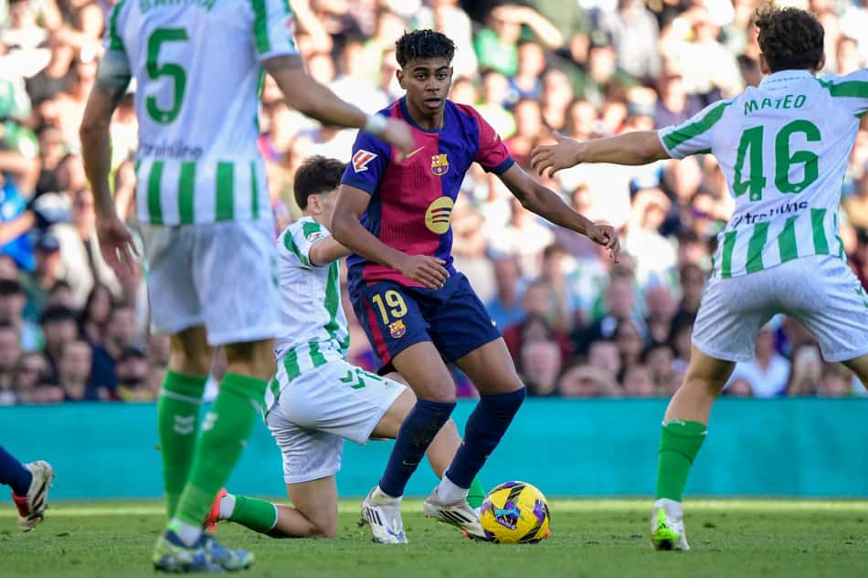 Lamine Yamal, em ação durante partida entre Real Betis e Barcelona, pela 16ª rodada em La Liga (Foto: CRISTINA QUICLER / AFP)