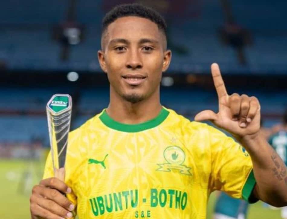 Lucas Ribeiro, celebra prêmio conquistado pelo Mamelodi Sundowns. Camisa 10 vai enfrentar o Fluminense no Mundial de clubes (Foto: Reprodução/Instagram)