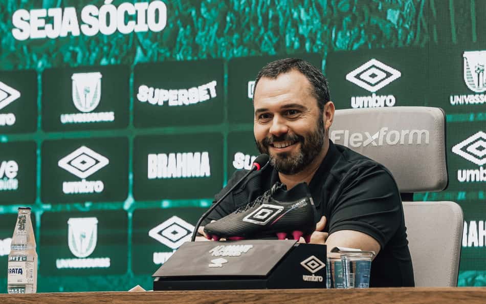 Fluminense anuncia novo reforço, e torcedores provocam: 'Chapéu feio no Vasco'