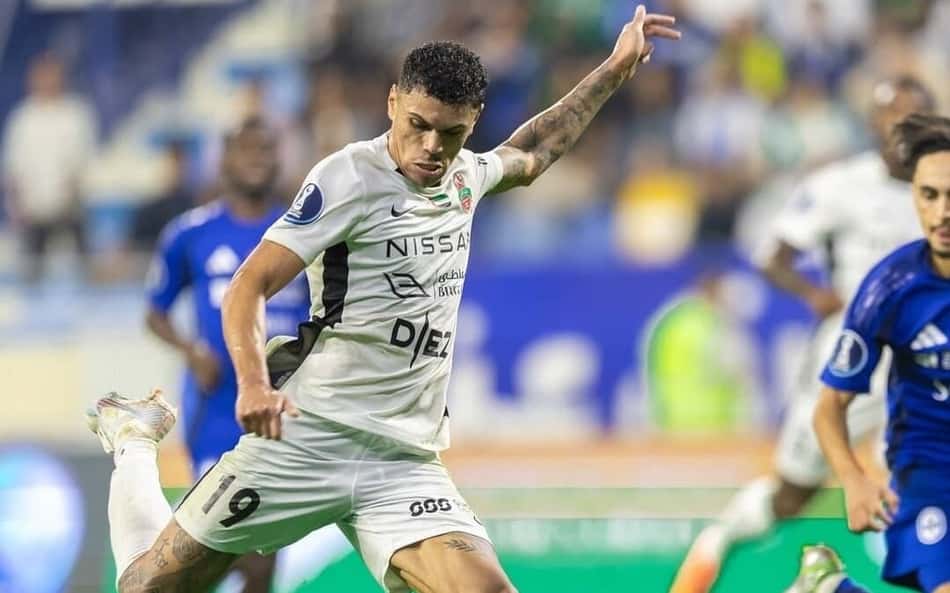 Em jogo de 10 gols, Mateusão marca e Shabab Al-Ahli avança na Copa da Liga
