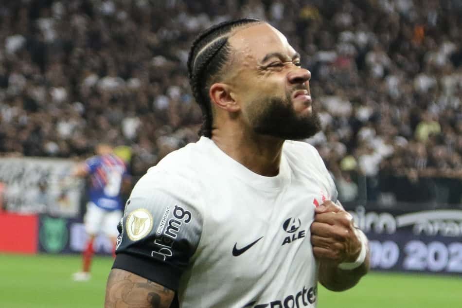 Memphis Depay comemorando gol pelo Corinthians contra o Fortaleza (2)