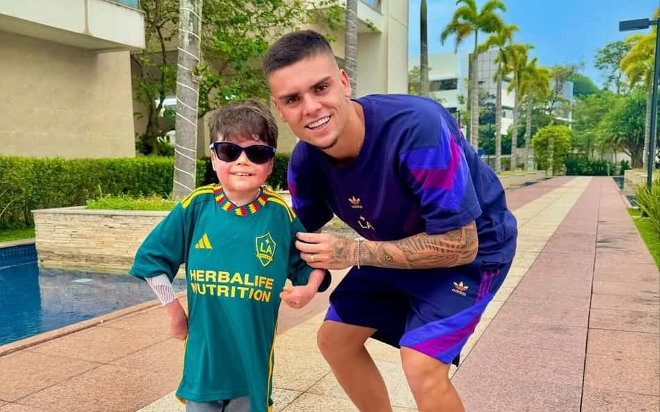 Reencontro entre menino Gui e Gabriel Pec tem abraço emocionado e dancinha; assista