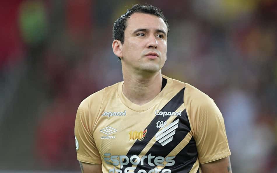 Pablo-veste-camisa-do-Athletico-PR-com-patrocinio-da-Esportes-da-Sorte-no-jogo-contra-Flamengo-scaled-aspect-ratio-512-320