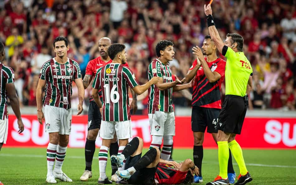 Técnico do Fluminense, Mano reclama de expulsão de Ganso: 'Exagerada'