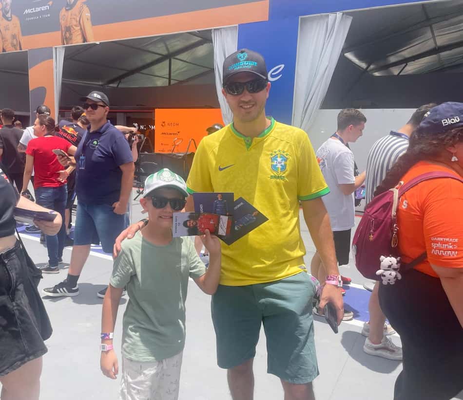 Rogério e o filho Luigi na fila para pegar autógrafo de Lucas Di Grassi