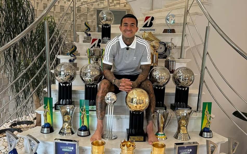 Dudu posa com troféus conquistados no Palmeiras em clima de despedida