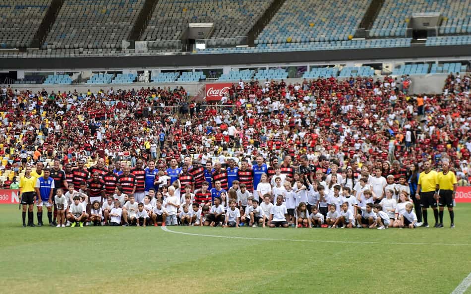 Ex-jogador do Flamengo é elogiado em despedida de Adriano: 'Ainda tem vaga'