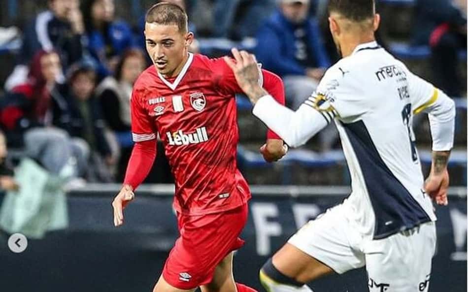 Atacante brasileiro comemora bom momento do Santa Clara e projeta briga forte na tabela