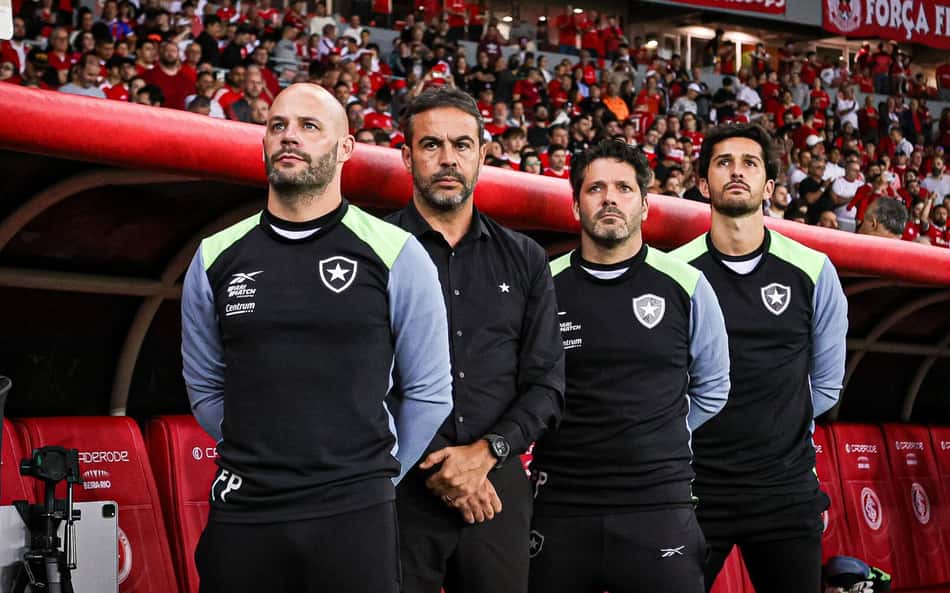 Escalação do Botafogo: Artur Jorge surpreende com mudança tática