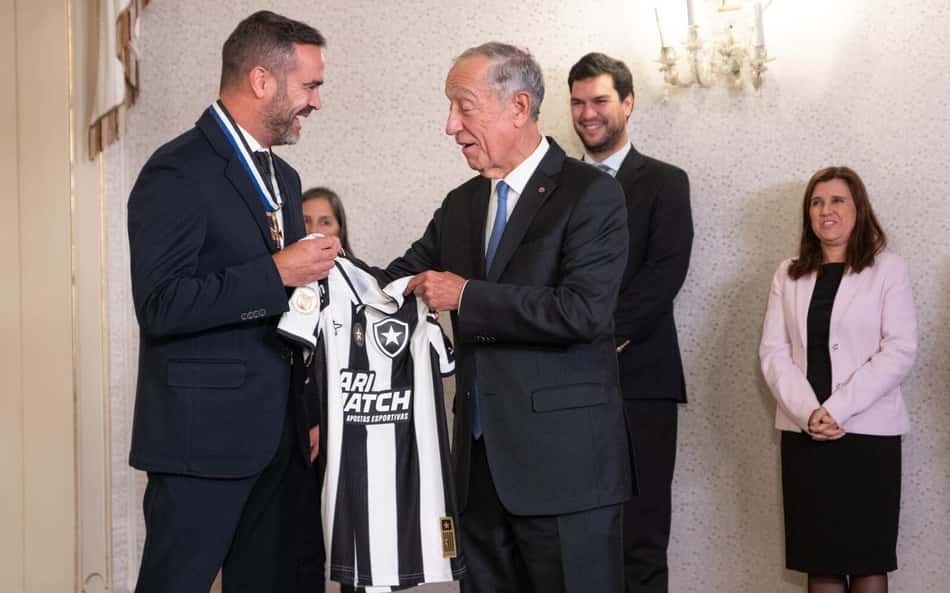 Artur Jorge é homenageado e entrega camisa do Botafogo ao presidente de Portugal