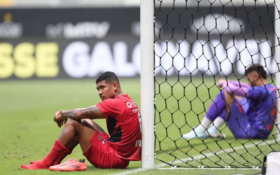 Torcedores rivais não perdoam Athletico-PR após rebaixamento: 'Cadê o pacto?'