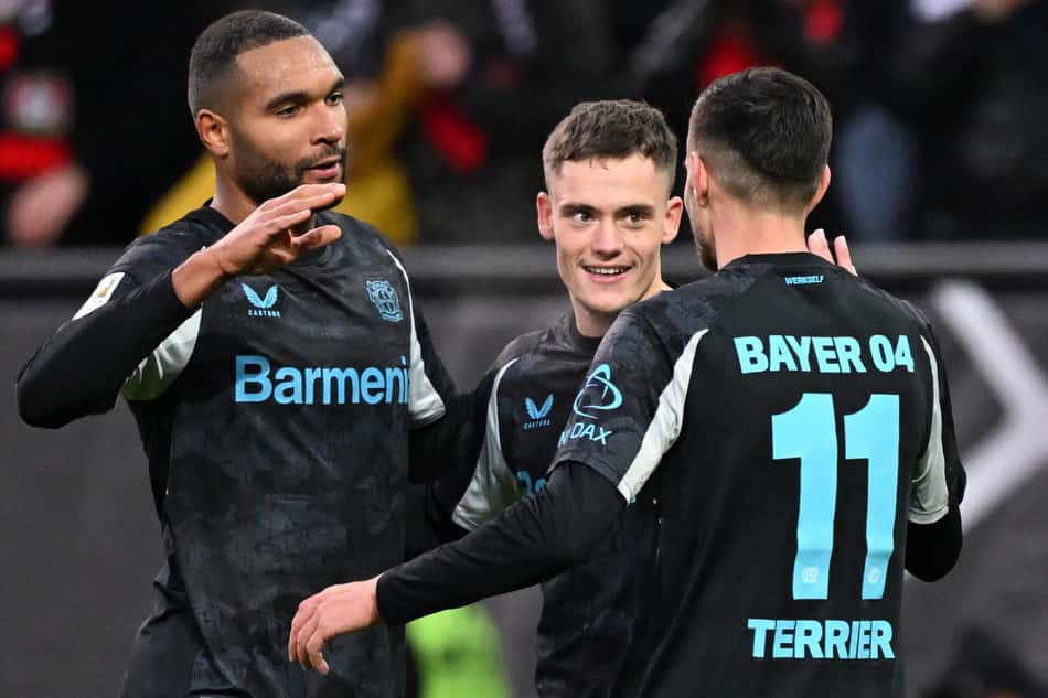 Jogadores do Bayer Leverkusen de Xabi Alonso comemoram gol em vitória sobre o Augsburg (Foto: Kirill Kudryavtsev / AFP)
