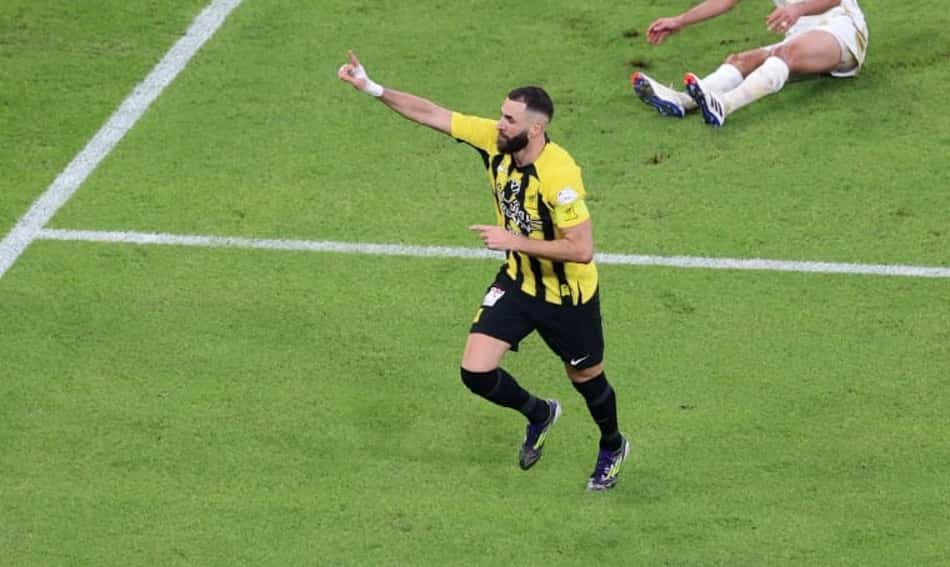 Benzema comemora gol pelo Al-Ittihad contra o Al-Nassr, pela liga saudita (Foto: Reprodução/X))