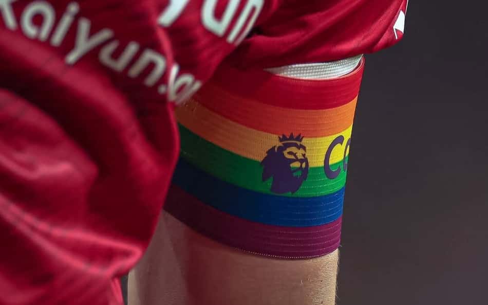 Jogador da Premier League se recusa a usar braçadeira nas cores do arco-íris; entenda motivo