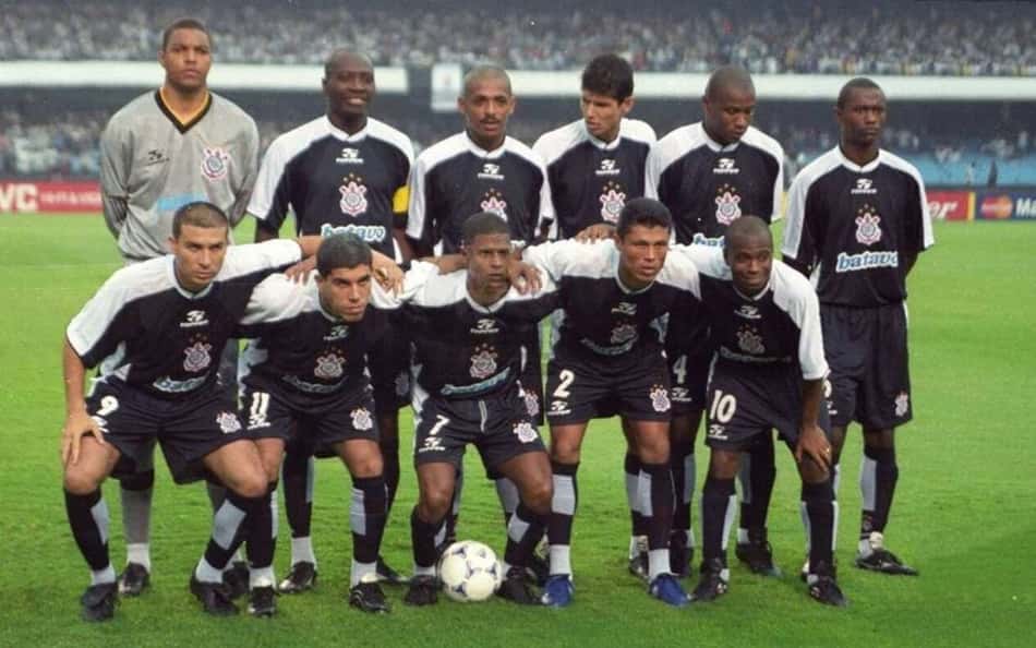 Ídolo do Corinthians é processado por condomínio por dívida de mais de R$ 2 mi