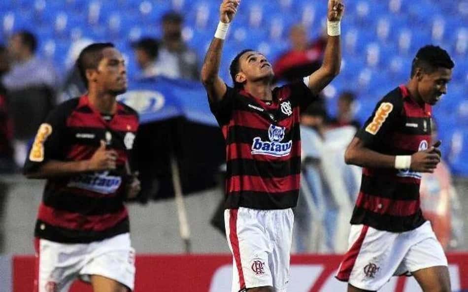Campeão pelo Flamengo em 2009 'despendura' as chuteiras e volta aos gramados