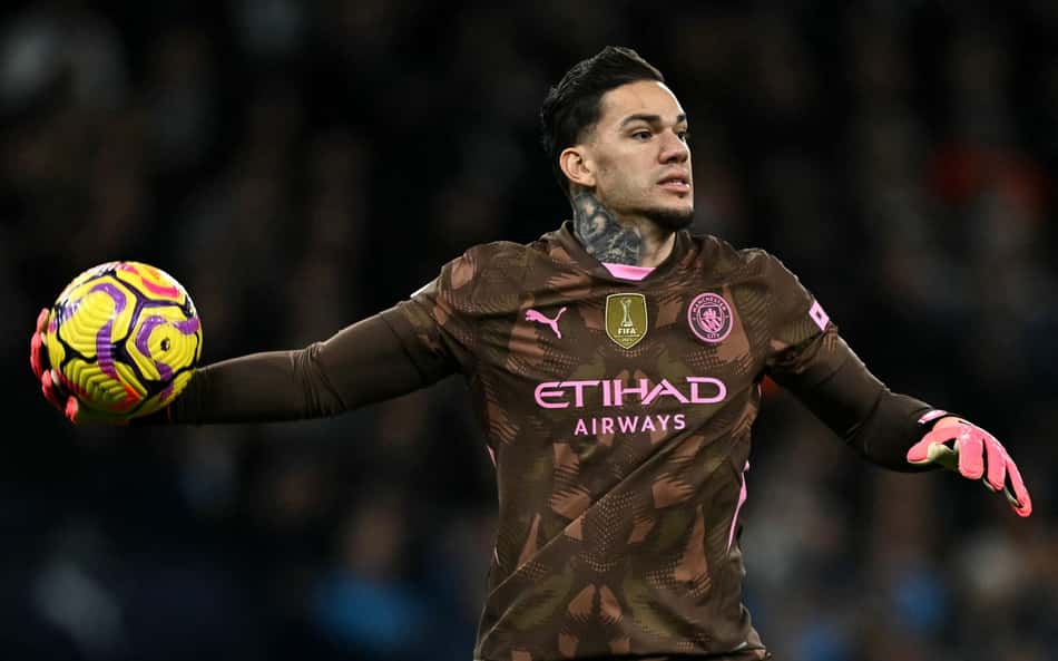 Web detona Ederson após falha em City x United: 'Não comparem mais ao Alisson'