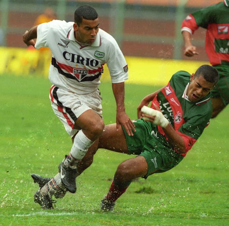 Emerson Sheik foi revelado pelo São Paulo e atuou entre 1998 e 1999.
